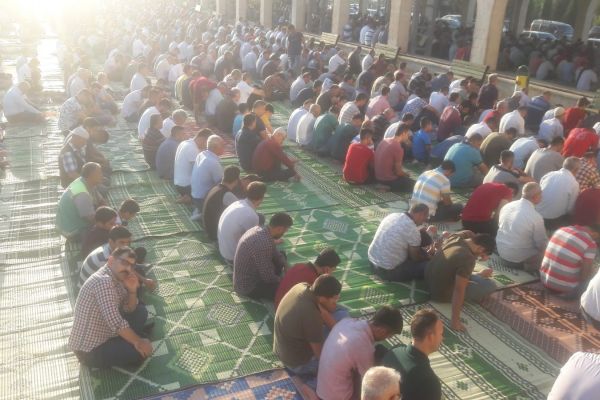 Binlerce kişi bayram namazı için saf tuttu