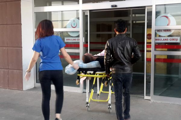 Bisikletten düşen genç yaralandı