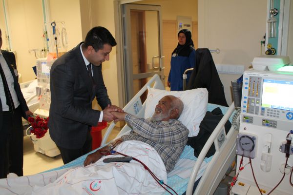 Böbrek Hastalarına Karanfil Dağıttı