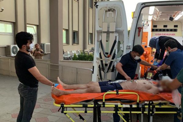Boğulma tehlikesi geçiren genç yaşam savaşı veriyor