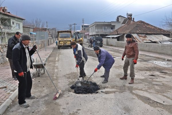 Bozulan Yollarda Çalışmalar Yapılıyor