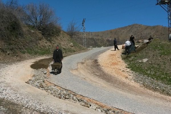 BOZULAN YOLU KÖYLÜLER ONARIYOR