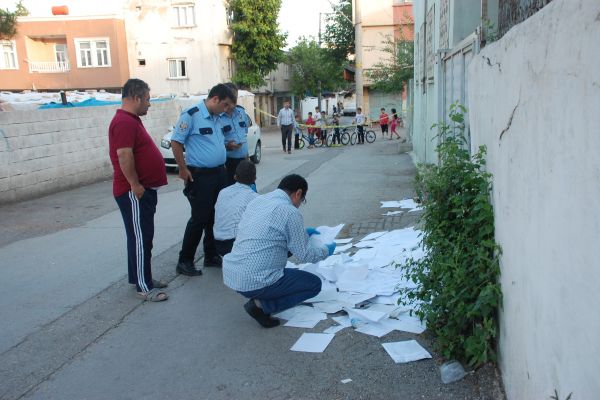 Bu Resmi Evrakların Sokak Ortasında Ne İşi Var