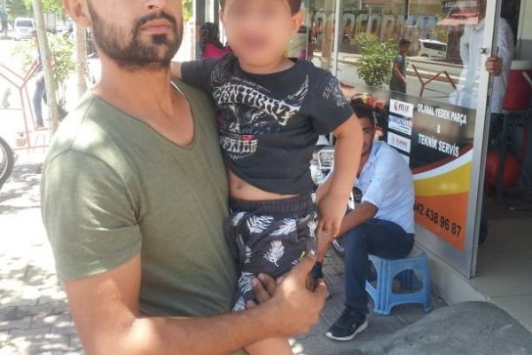 Bulduğu çocuğu biran olsun kucağından indirmedi