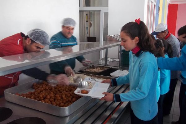 Bursluluk Sınavını Kazanan Öğrenciler Okula Yemek Verdi