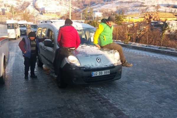 Buz pistine dönen yolda araçlar kaydı