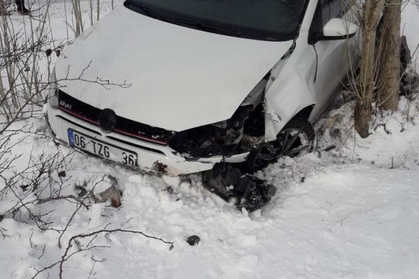Buzda kayan otomobil şarampole yuvarlandı