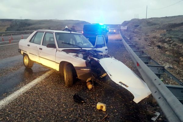 Buzlanan yolda kayan otomobil bariyerlere çarptı: 1 yaralı