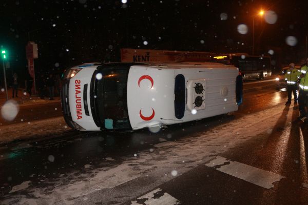 Buzlu yolda takla atan ambulans 2 otomobile çarptı