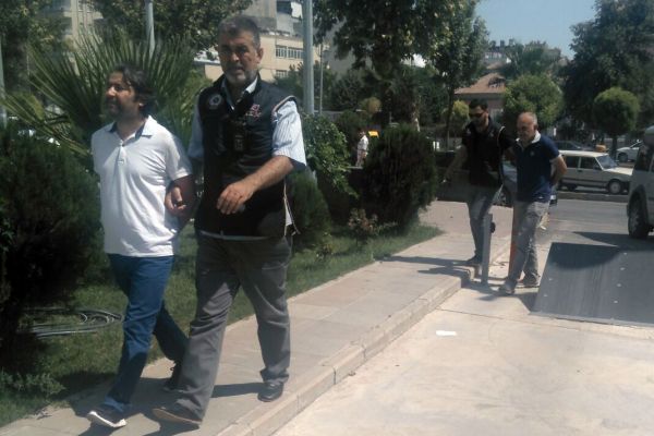 Bylock kullandığı iddia edilen 3 kişiden 2’si tutuklandı