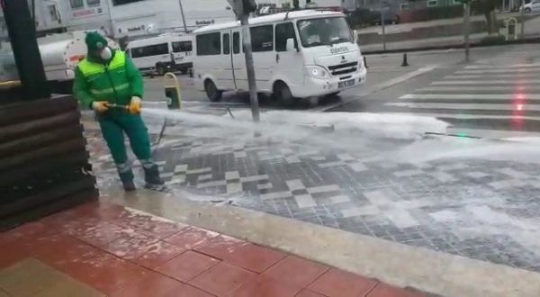 Cadde ve sokaklar köpüklü suyla yıkanıyor
