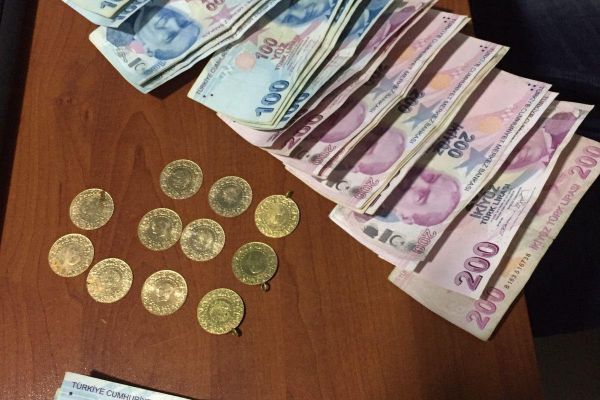 Çaldıkları altınları bozdurmak isterken polise yakalandılar 