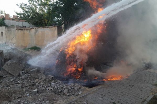 Çalılık yangını evlere sıçramadan söndürüldü