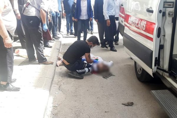 Cam silerken 4. kattan aşağıya düştü