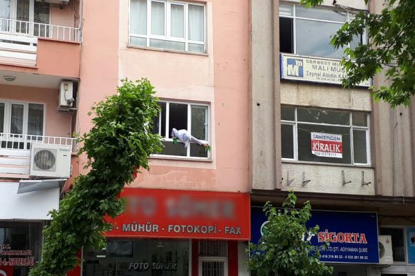Cam silmek için canını tehlikeye attı