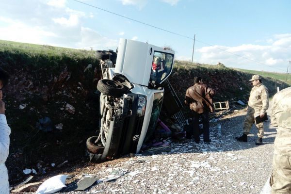 Cam yüklü Kamyonet devrildi: 1 Yaralı
