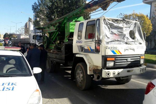 Camı Olmayan Kamyonun Önüne Naylon Çektiler