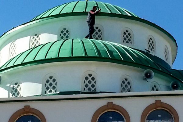 Caminin kubbesinde intihara teşebbüs 