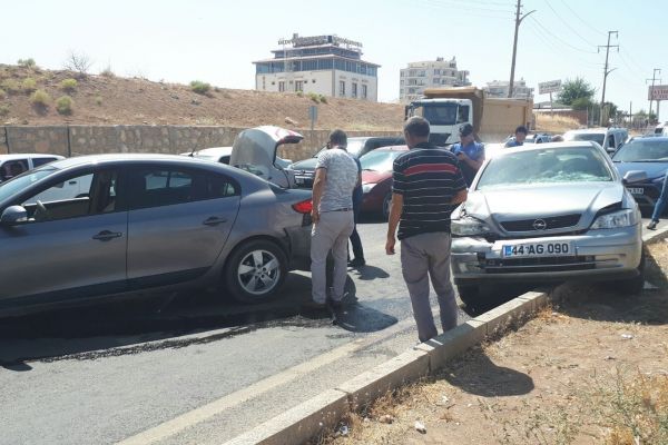 Çarpışan otomobillerden biri refüje çıktı
