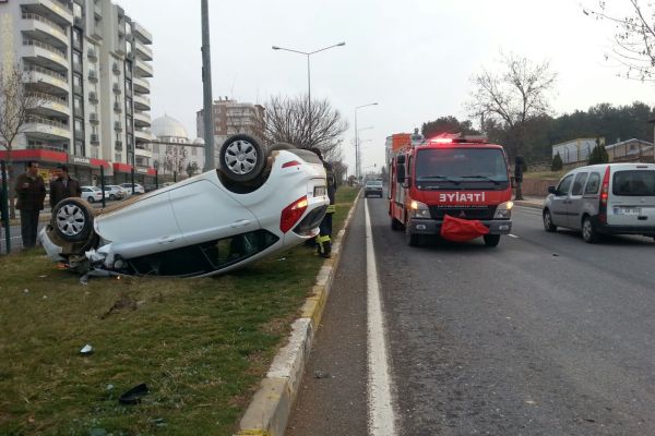 Çarpışan Otomobillerden Birisi Ters Döndü