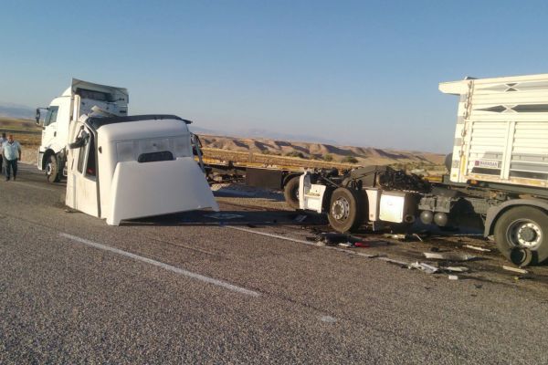 Çarpışan tırlar hurdaya döndü: 1 yaralı