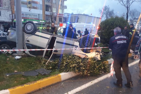 Çarpıştıktan sonra refüje çıktı: 2 Yaralı