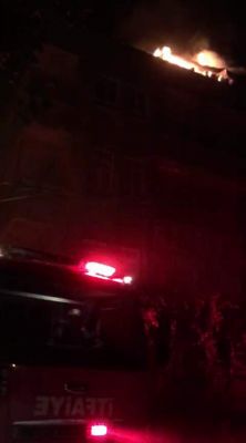 Çatı katında çıkan odunluk yangını paniğe neden oldu