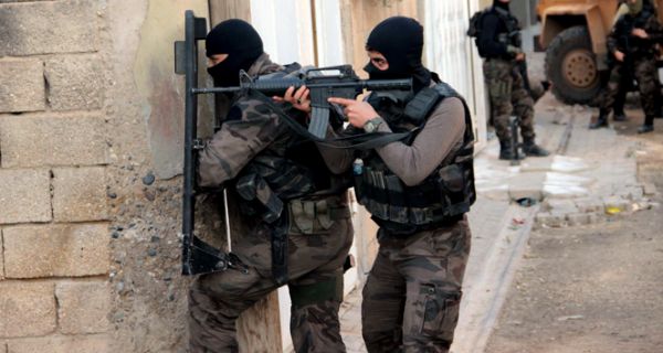 Çatışma bölgesine gidecek 4 şahıs operasyonla yakalandı