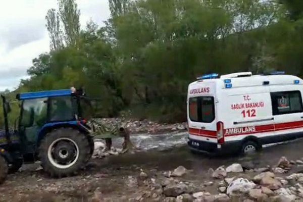 Çayda mahsur kalan ambulansın yardımına köylüler yetişti