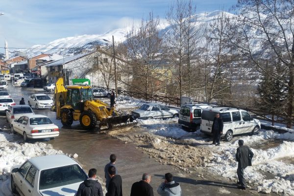 Çelikhan Belediyesi Kar Temizliyor