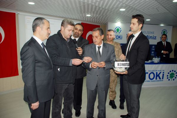 Çelikhan ilçesinde TOKİ konutları kurayla hak sahiplerini buldu