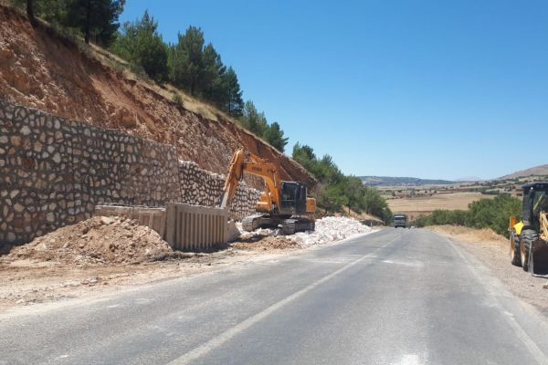 Çelikhan yolunda genişletme çalışmaları başladı