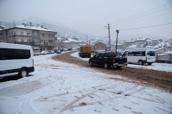 Çelikhan’da kar yağışı etkili oldu