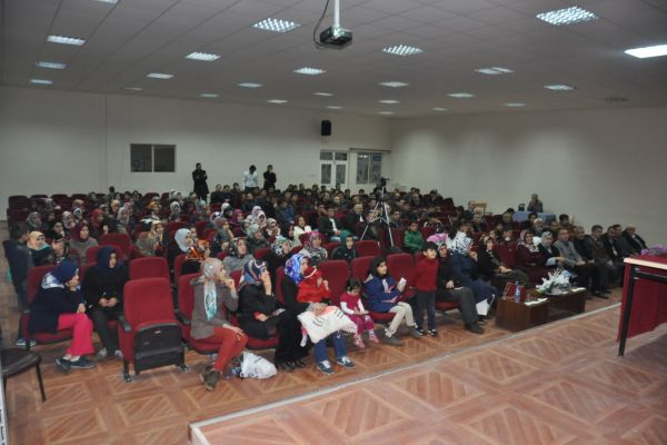 CEMAATTEN KAMUSAL ALANA MÜSLÜMAN KADIN KONULU KONFERANS VERİLDİ