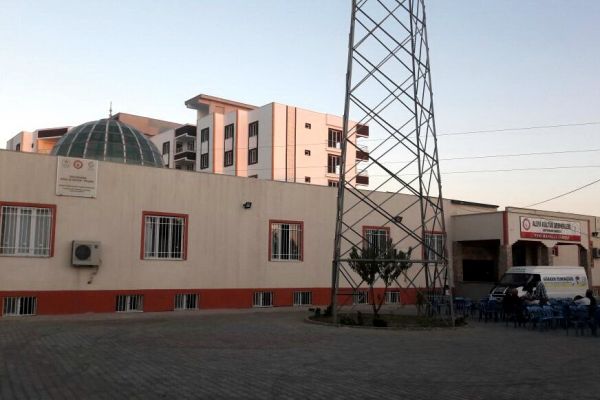 Cemevindeki yüksek gerilim hattı direği kaldırılmayı bekliyor