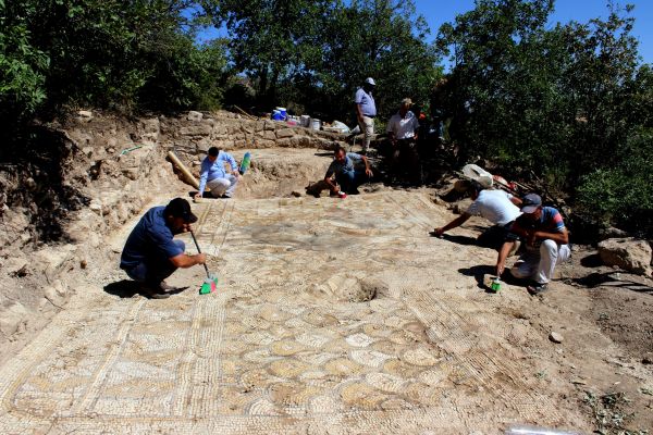 ‘Cennet Sahnesi'nin yer aldığı mozaik, defineciler tahrip etmeden taşındı