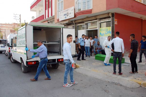 Cesedi güçlükle taşıdılar