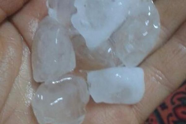 Ceviz büyüklüğünde dolu yağdı