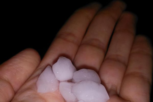 Ceviz büyüklüğünde dolu yağdı