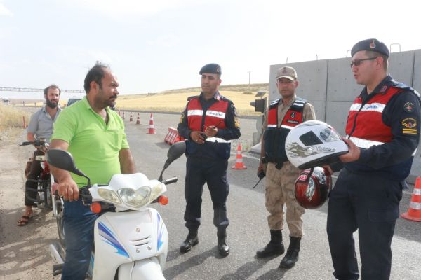 Ceza yazmak yerine kask hediye ettiler