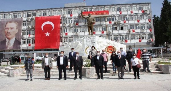 CHP, Atatürk Anıtına çelenk bıraktı
