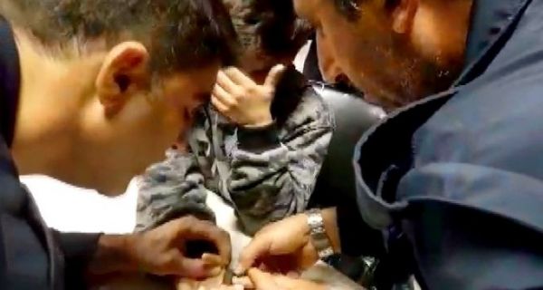 Çocuğun cıvata somununa sıkışan parmağını itfaiye çıkarttı