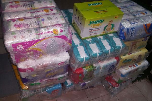 Çocuklar için çocuk bezi ve şampuan yardımı yapıldı