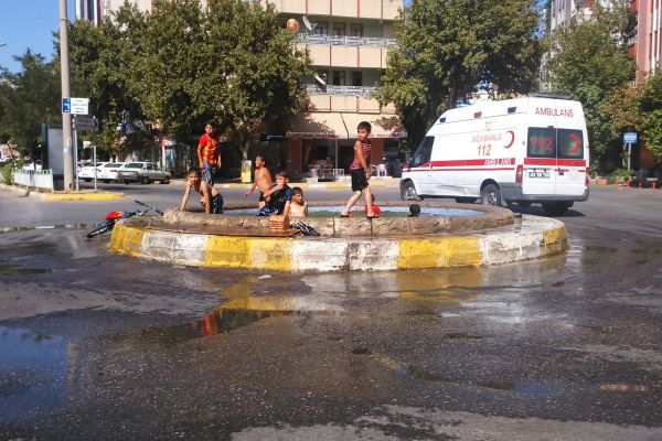 Çocuklar Serinlemek İçin Çareyi Süs Havuzlarında Arıyor