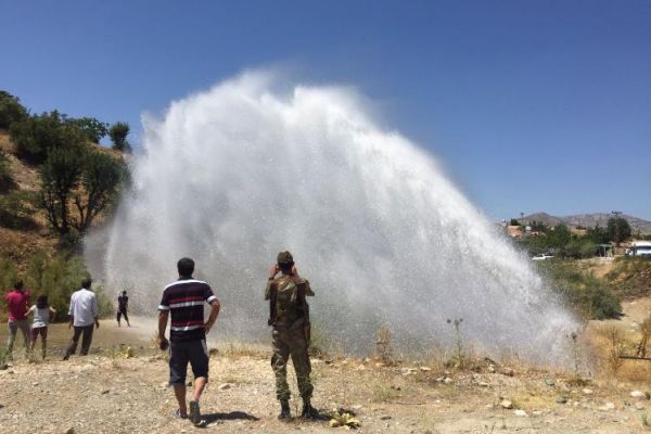 Çocuklar tazyikli suyla serinledi