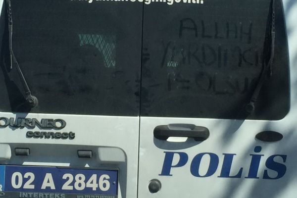 Çocuklardan polisi duygulandıran yazı