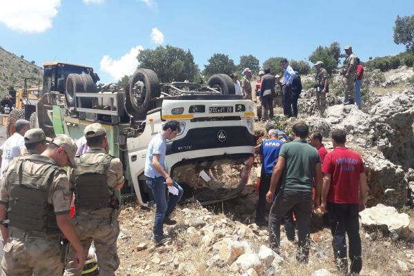 Çöp kamyonu takla attı: 2 Ölü, 1 Yaralı