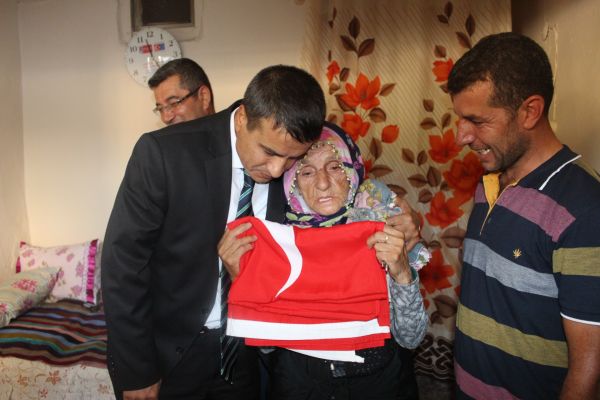Çöpten çıkardığı bayrağı öpen nineye bayrak hediye edildi