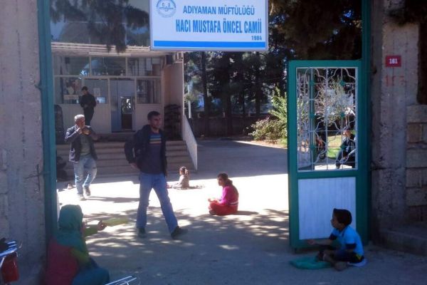 Cuma Namazı Sonrası Dilenci Yoğunluğu