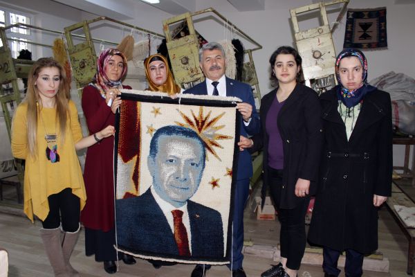 Cumhurbaşkanı Erdoğan'ın resmi ilmek ilmek dokundu